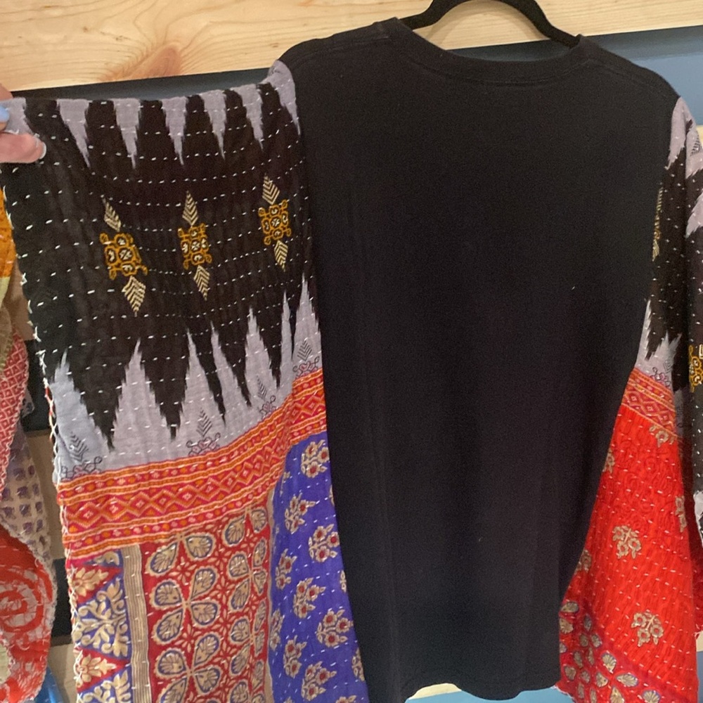 Rihanna Upcycled T w/ kantha sleeves, poncho by Susie. - Picture 6 of 7